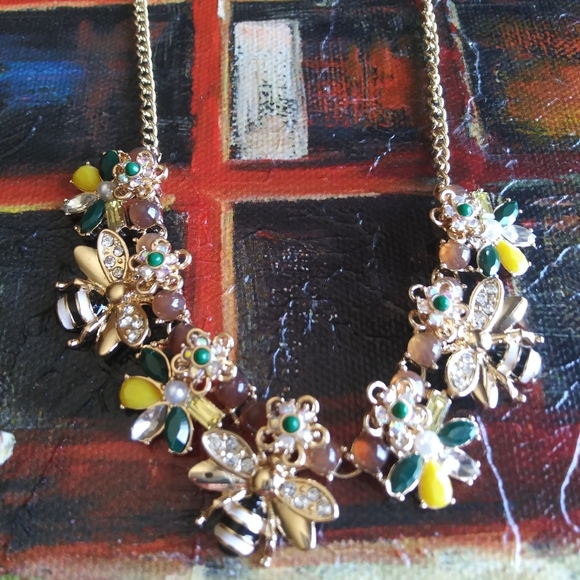 Ann Taylor Bee and Floral Gold Color Necklace - Picture 7 of 7